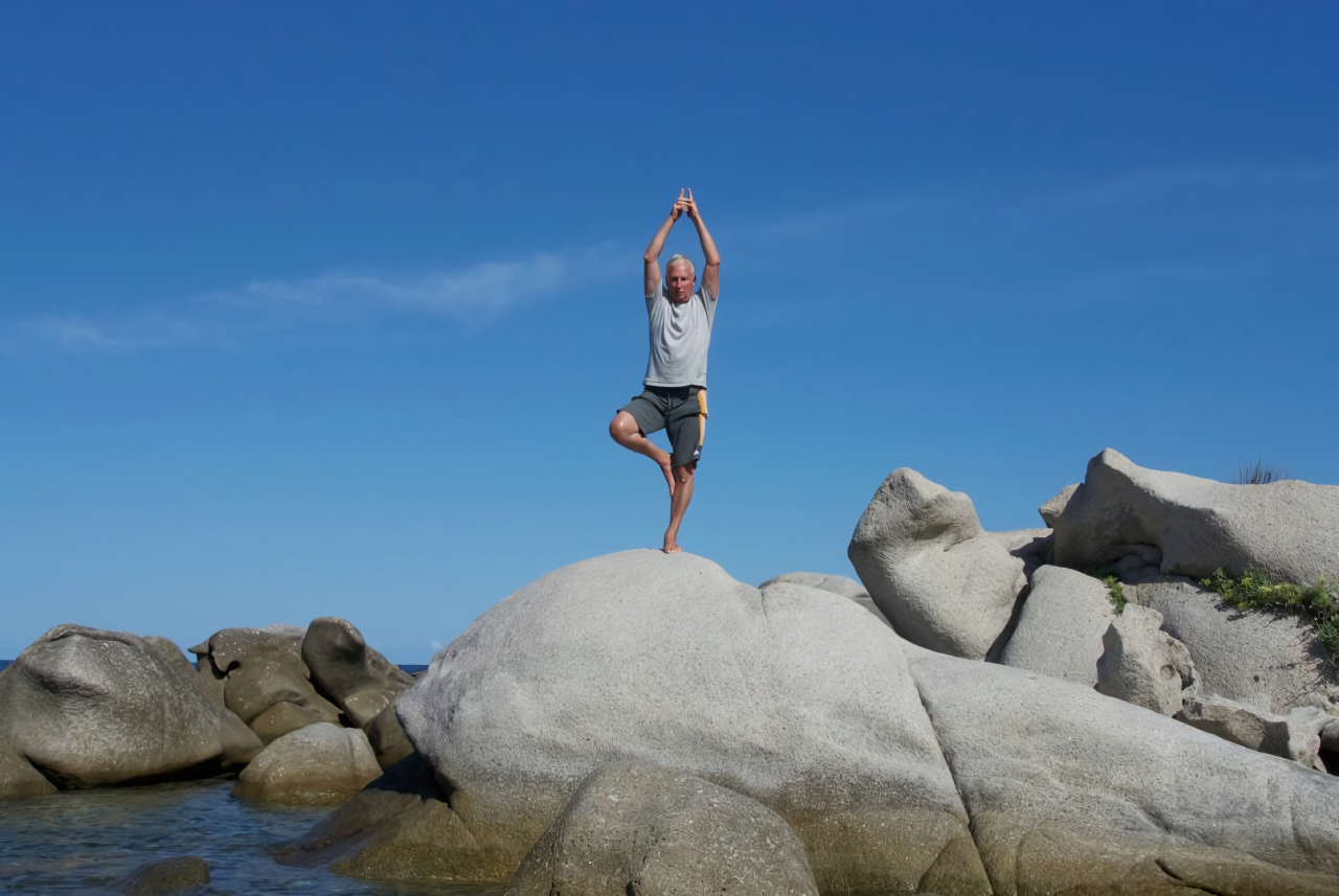 Werner Haas bei der Yogaübung 'Baum' am Meer Werner Haas bei der Yogaübung 'Baum' am Meer